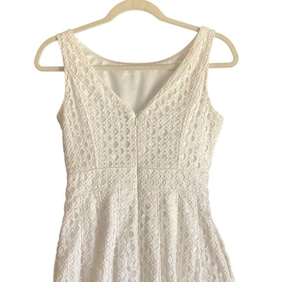 White House Black Market White Crocheted Eyelet Overlay Dress. Size 0. - Picture 5 of 9
